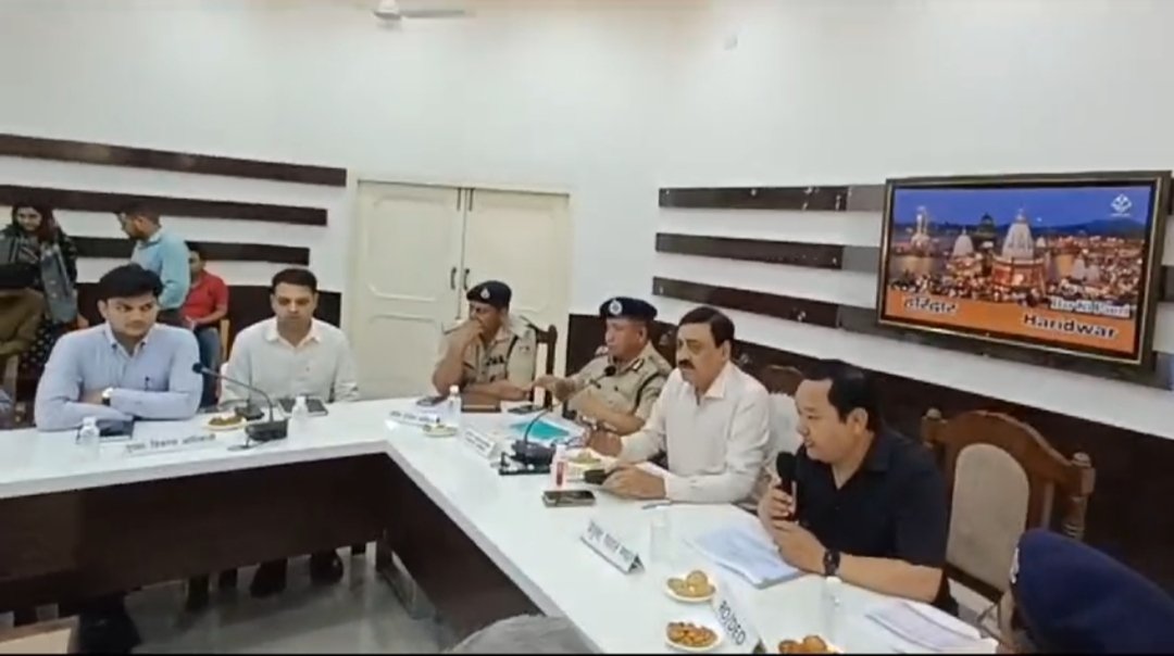 चुनाव को प्रभावित करने वाली विभिन्न प्रकार की अवैध गतिविधियों पर प्रभावी अंकुश लगा रहे छोटी से छोटी चूक(लापरवाही)भी बड़ी समस्या बन सकती है मंडलायुक्त विनय शंकर पाण्डेय