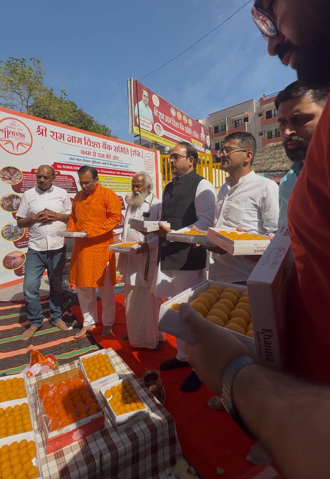सुंदरकांड का पाठ कर 51 किलो लड्डुओं का भोग लगाकर मनाया हनुमान जन्मोत्सव
