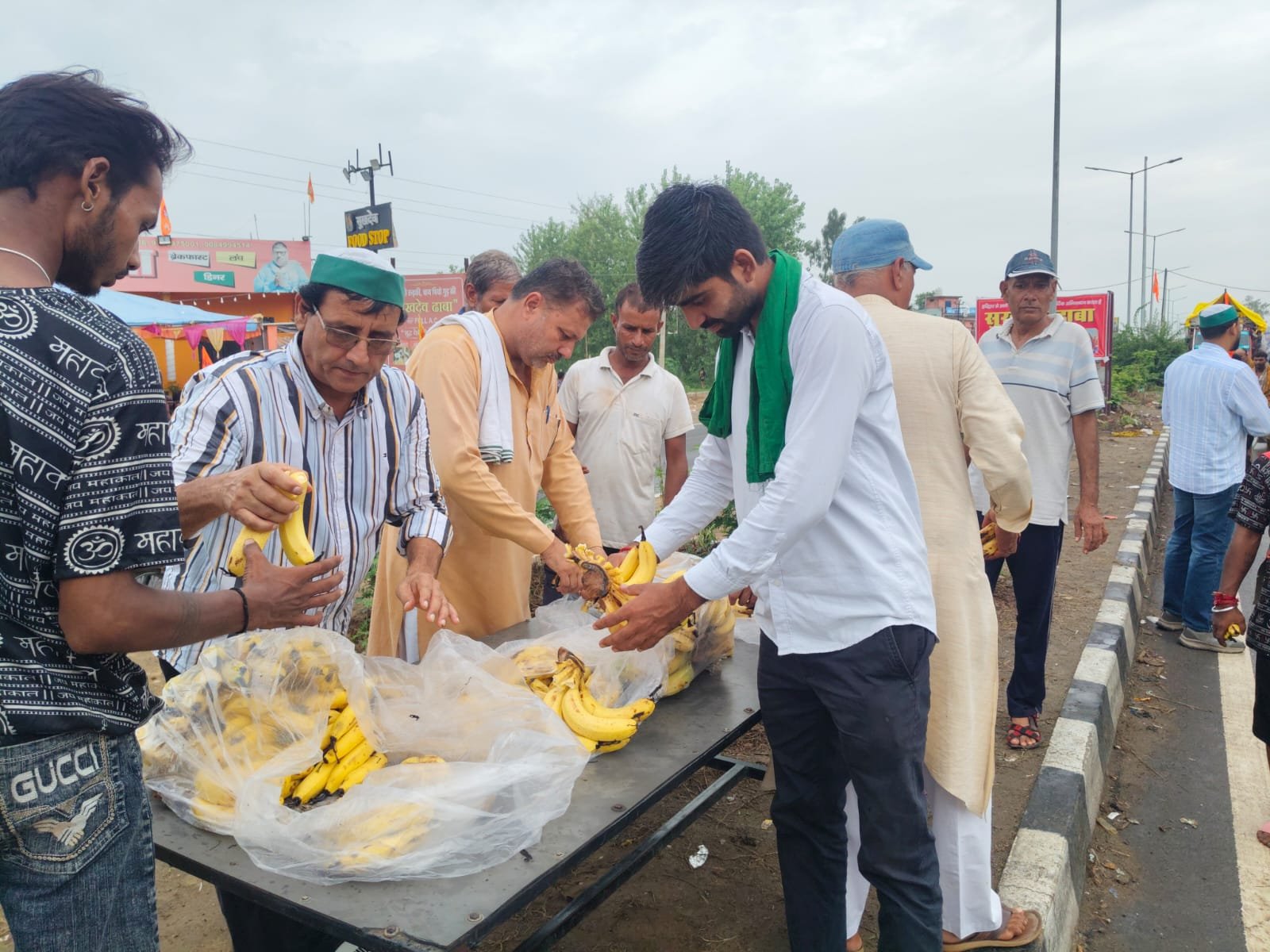 कांवड़ यात्रियों की सेवा में आगे आई भाकियू टिकैत, शिवभक्तों को वितरित किए फल……