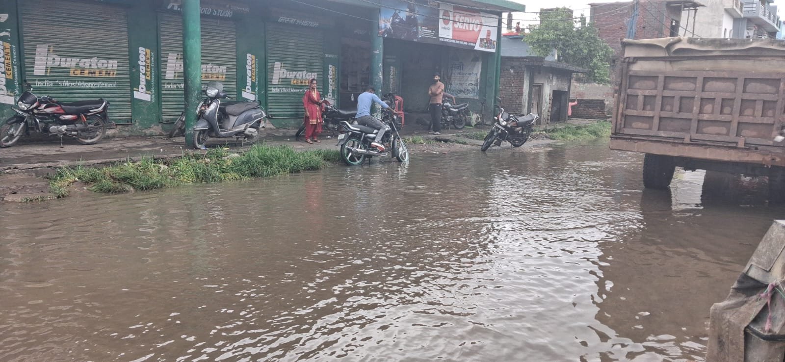 ग्राम डाडा जलालपुर में मुख्य मार्ग पर दो वर्षों से जल भराव की समस्या ले लिया भयंकर रूप l